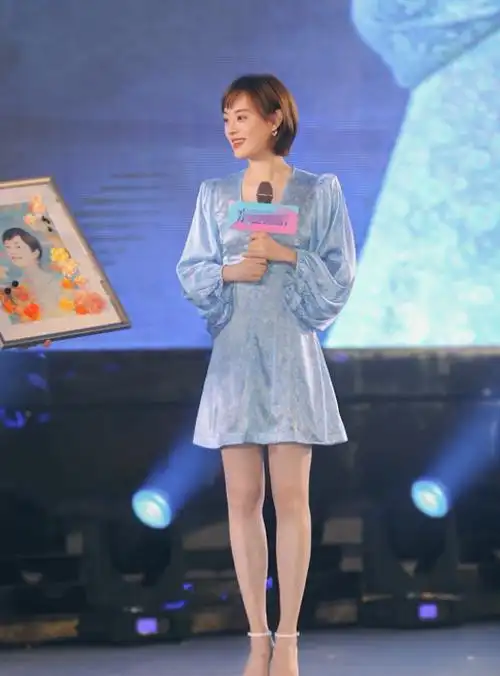 孙俪终于换对发型,从40岁美回20岁,短发微卷好奶好甜,一点不像当妈的
