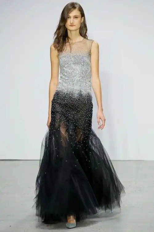 大胆的配色以及现代感的印花图案,都使服装更加年轻,700_1050竖版 竖