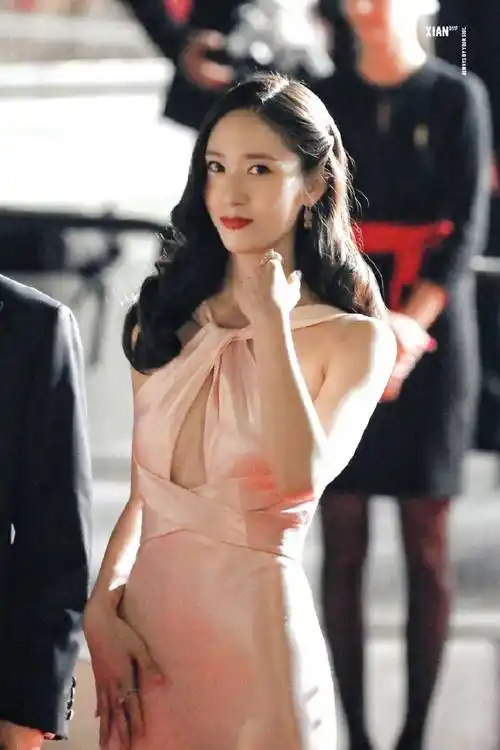 郑秀晶一袭粉丝绸长裙超妩媚!曼妙身材性感魅力猛增