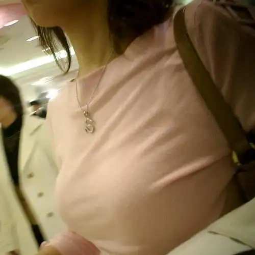 网络红人性感大胸女神许喵喵出门游玩也不忘也网友发福利特别声明