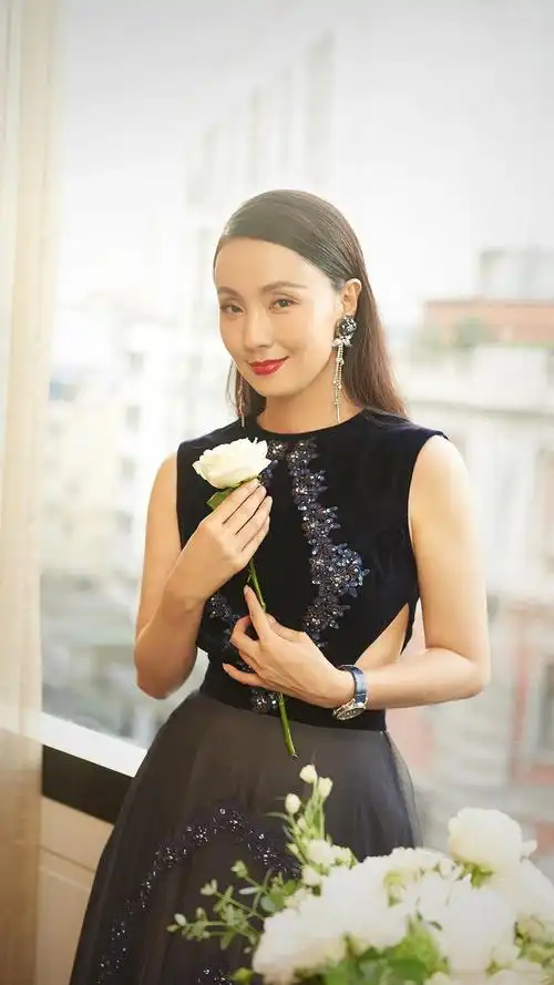 陶虹手持白玫瑰古典唯美写真