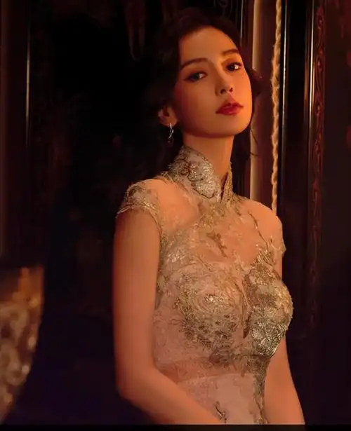 最近这段时间,穿着中国风那种旗袍问世了,2月16日,杨颖(angelababy)受
