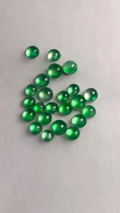 来自缅甸龙石玻璃翡翠小蛋面顶珠