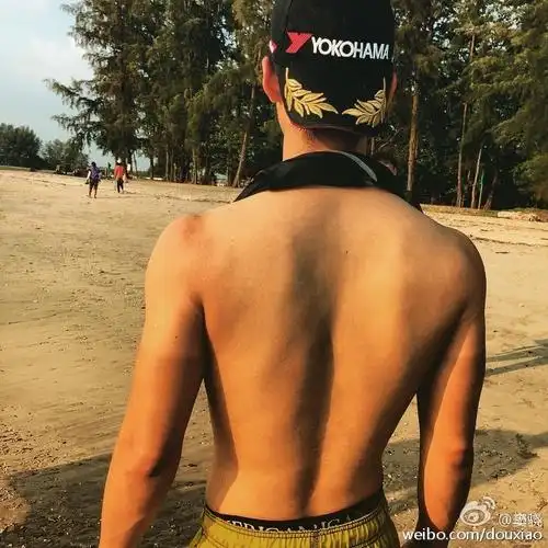窦骁晒肌肉健身照 用身材诠释什么叫行走的荷尔蒙!