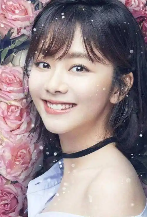 谭松韵生图曝光,身材比例五五分,腿部黑又粗,网友:有1米5?