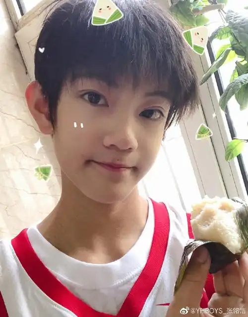 张铭浩几几年的年龄多大了,他和女朋友曲芷含吻照有吗?