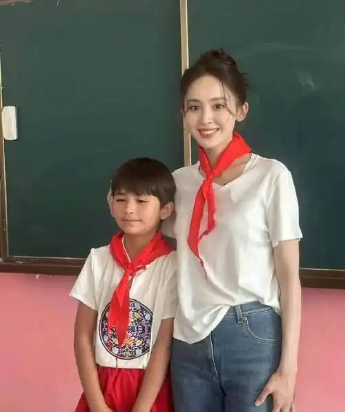 古力娜扎还扮成食堂阿姨给同学们打饭,这种平易近人的举动让人感受到