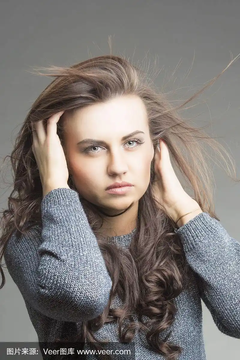 头发概念:性感的黑发女人,飘逸的头发.