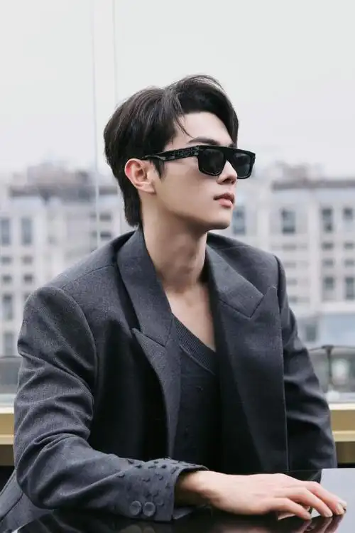 许凯墨镜侧颜大片##许凯的下颌线