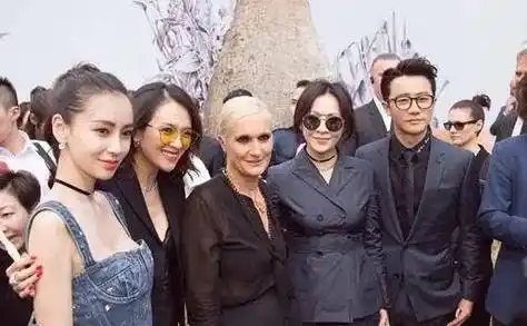 刘嘉玲回应删angelababy的微信,给对方留了情面,却也是尴尬_嘉玲姐