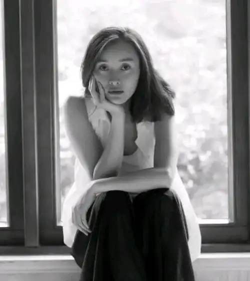 姜黎黎吴越算是剪对了头发,五官柔和却有大气场,白发不染也元气