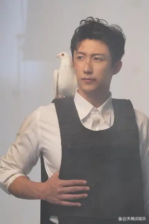 黄景瑜:娱乐圈的"巨人",体格引网友惊叹!