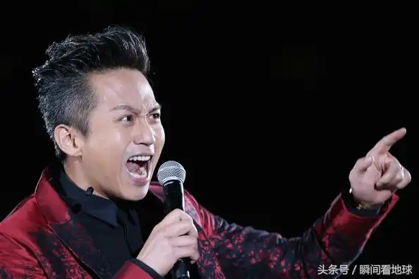 邓超登台演唱一展歌喉,表情逗趣显鬼马本性!