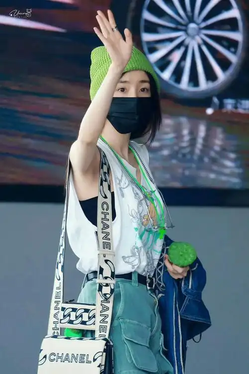 杨幂最近的两套街拍look ,很优秀的休闲混搭辣妹风穿搭