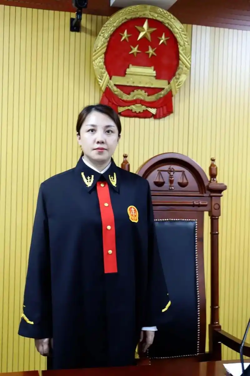 女法官国际日一袭法袍书正义不负韶华勇铿锵