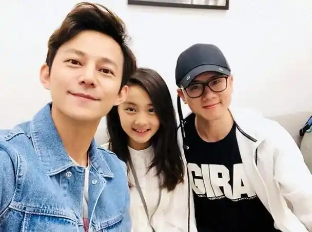 竟然是我们熟悉的何炅老师和黄磊的大女儿黄多多!