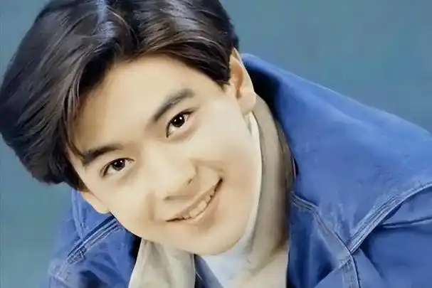 林志颖一家五口出国游被偶遇,真人臃肿又显老,kimi身高超爸爸