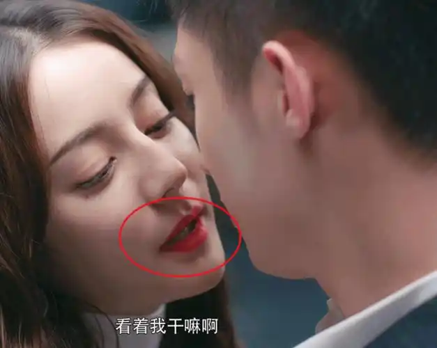 迪丽热巴黄景瑜拍吻戏,导演喊停后两人嘴唇颜色抢镜,有意思了