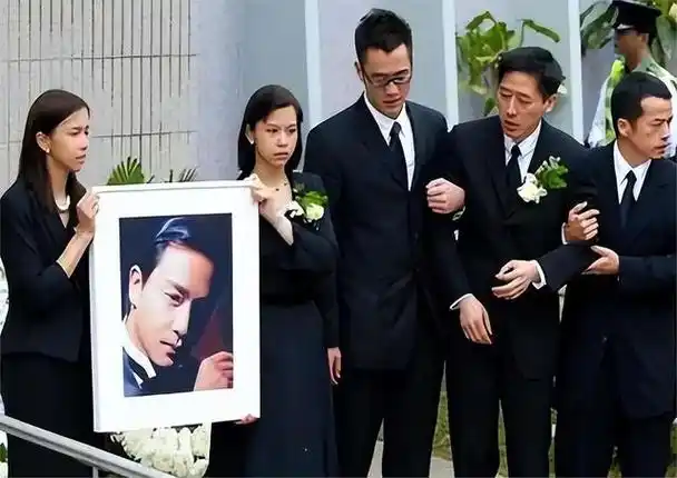 粉丝心碎:唐鹤德疑似有新欢,住张国荣故居,两人亲密合影曝光