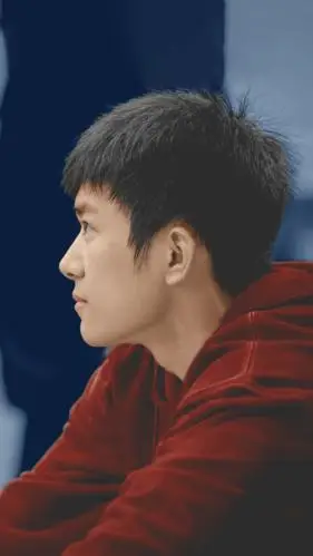 易烊千玺饭修图照一则红衣少年翩翩来袭