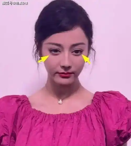 迪丽热巴亮相迪奥与艺术上海展,造型雷人显老,粉丝让造型师滚蛋_质疑