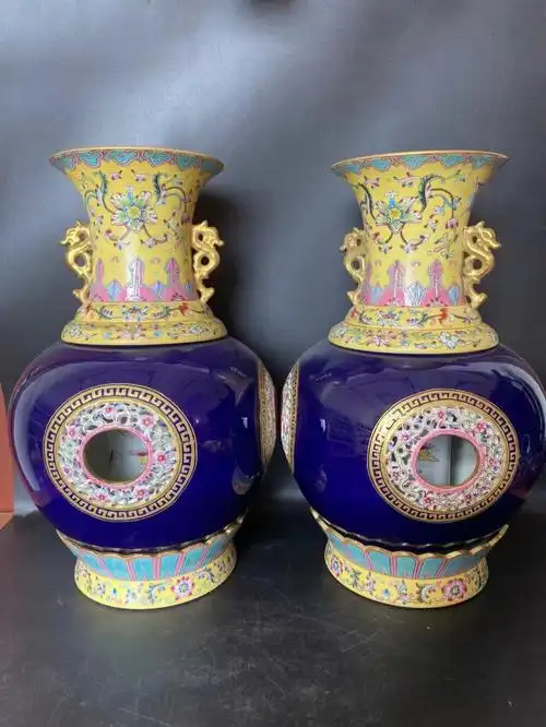 清三代瓷器镂空转心瓶