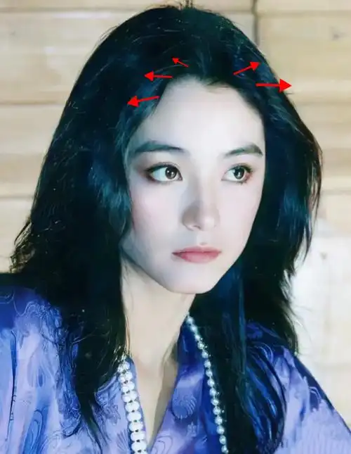 那么在发型上,以美人尖的位置作为发缝分界,很多美人尖并不居中,朝