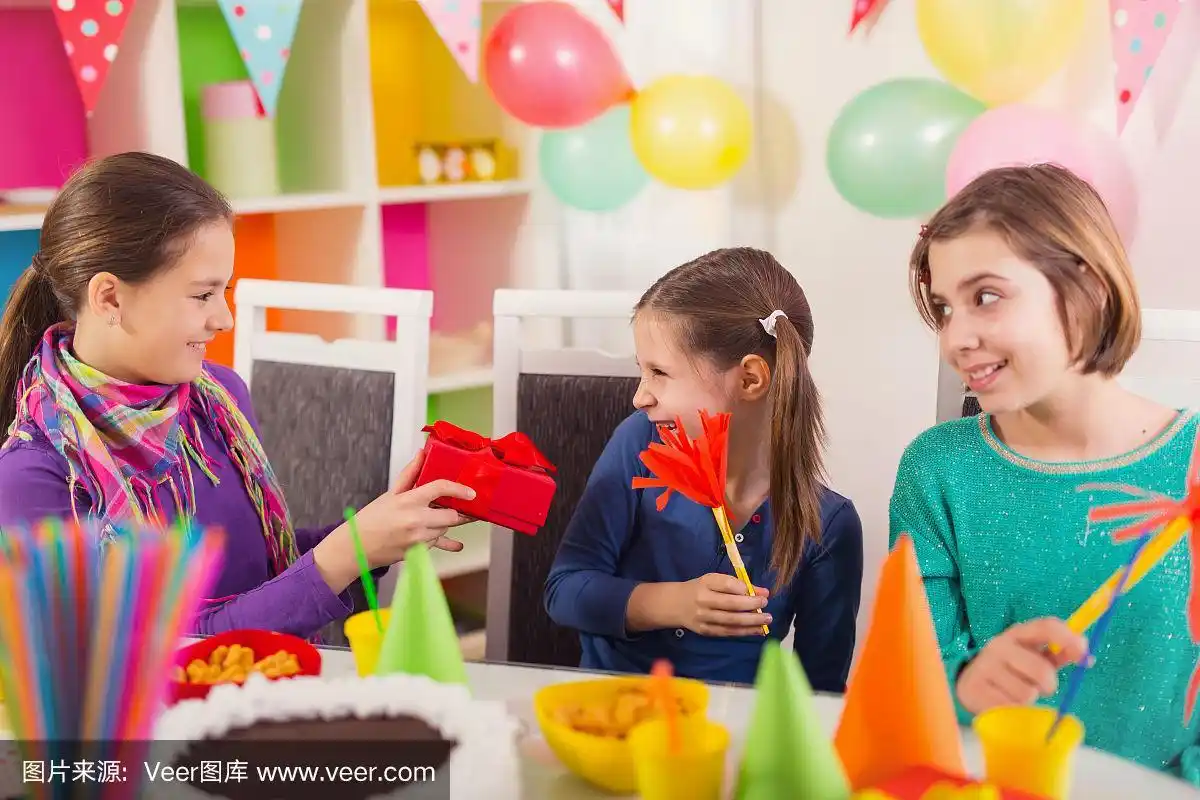 一群可爱的孩子在生日派对上玩得很开心
