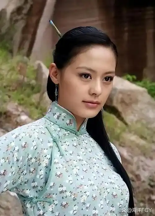 被称"央视亲闺女"的王力可,手握65部作品却总在娱乐圈边缘打转,这事儿