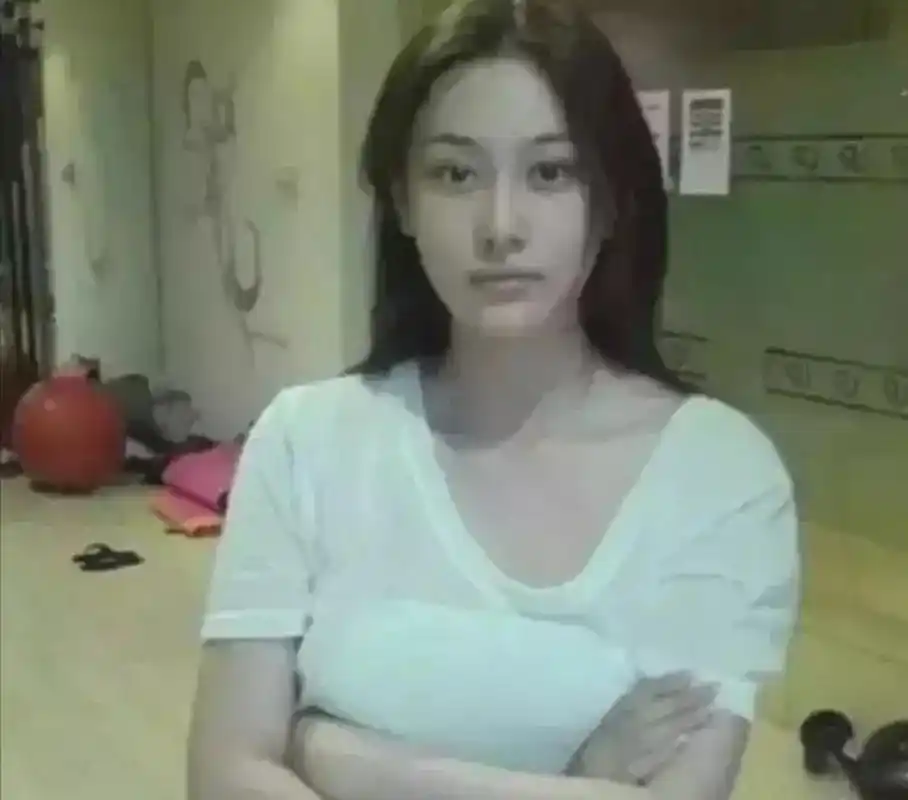 张馨予出道前的照片,果然女明星都是有底子的,好清纯漂亮