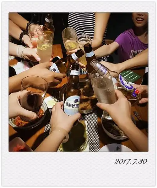 一群聊得来的人,一个温馨舒适的场所, 一个一年一次的生日聚会,变得