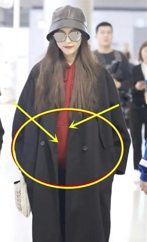 两个人通过人群的时候非常的小心,唐嫣的手放在了自己肚子的位置,罗晋