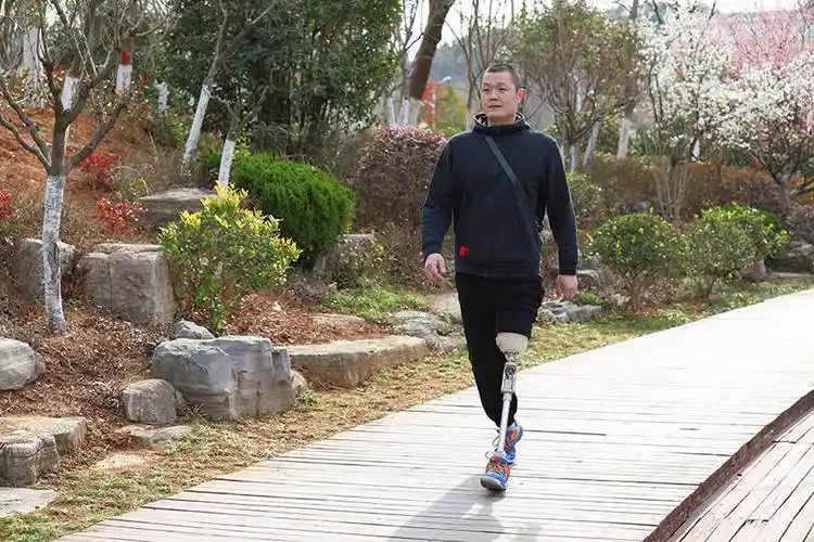 大腿假肢的工作原理与制作方法一