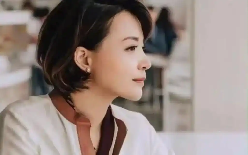 董卿说:"我们最终都要远行,最终都要与稚嫩的自己告别