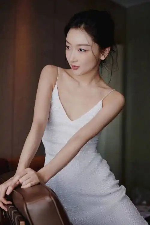 周冬雨美得像吃了灵丹妙药!躺床上拍男友视觉写真,初恋脸好惊艳