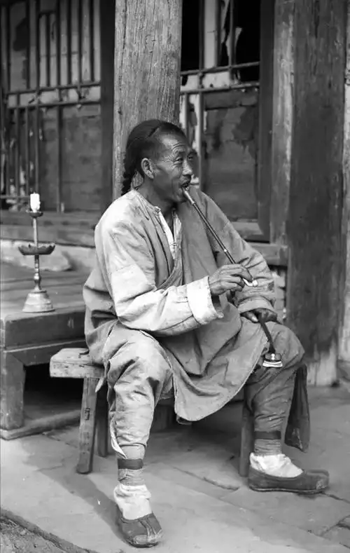 清末老照片,豪绅小老婆坐板凳愁眉不展,犯人街头戴脚链流放千里