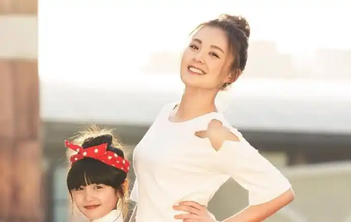 毛林林和袁姗姗像吗 看看两人多组对比照片便知道了