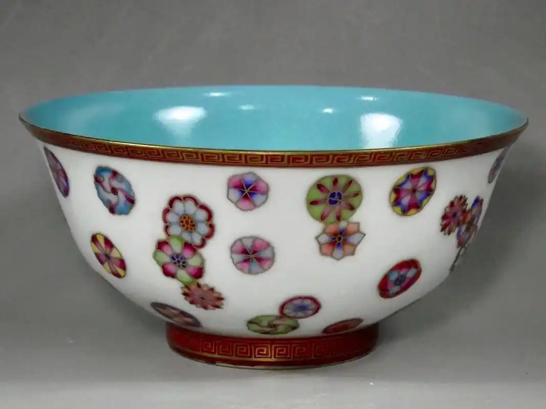 雍正粉彩描金团花纹小碗.#清代官窑瓷器粉彩瓷出现在康熙晚期, - 抖音