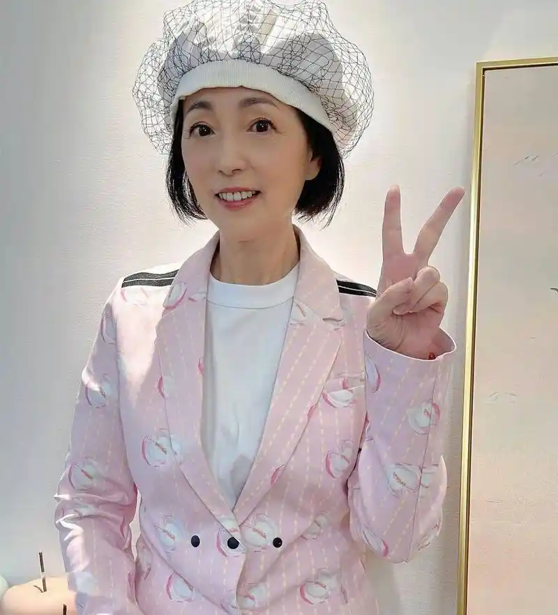 恭喜!苑琼丹投资超市开业,58岁成商界女强人,内地开100家餐厅_生意_老