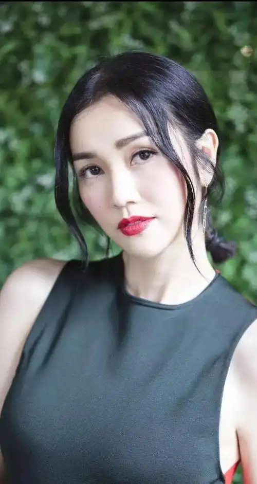 香港女歌手谢安琪年过四十风韵正浓