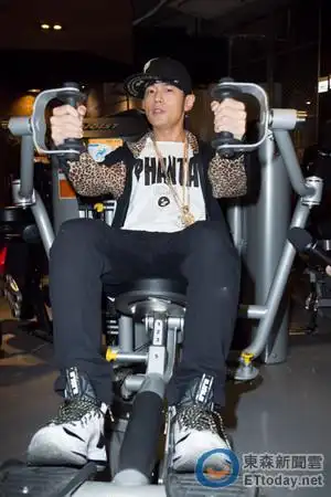 周杰伦示范健身器材.(图/记者徐文彬摄)