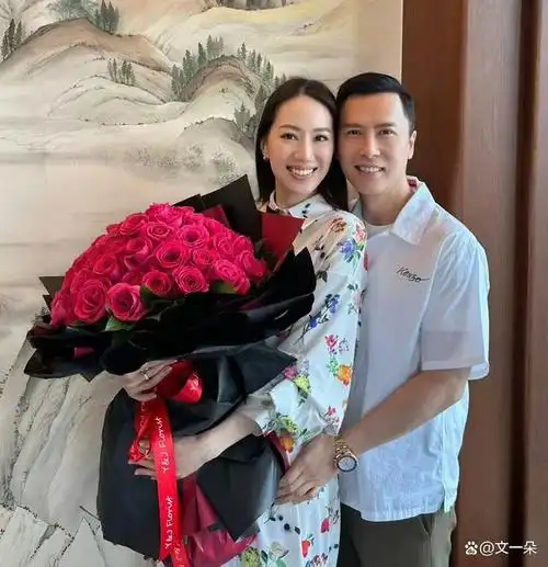 甄子丹为小18岁老婆庆生,对着镜头又亲又抱,两人合影笑出鱼尾纹
