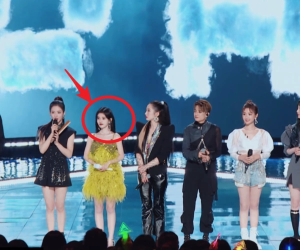 鞠婧祎被发现鼻子透光,对比舞台上同框的米卡,有没有露馅一目了然