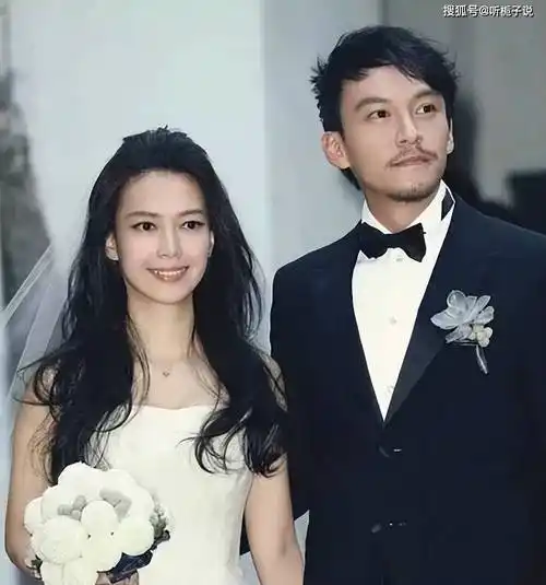 胡歌与妻子罕见同框,一同外出到超市大采购,夫妻二人分工明确_黄曦宁