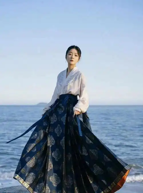 又是红毯:刘敏涛装嫩,王一博裤子"疑似开线",张译成大赢家