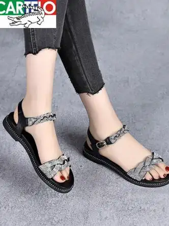 卡帝乐鳄鱼高档轻奢品牌2022夏季平底凉鞋女软底真皮水钻一字带女鞋夏