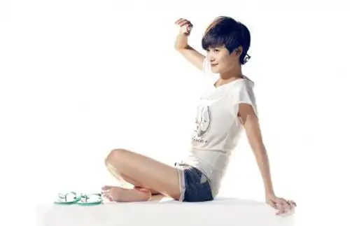 李宇春性感大片秀美腿 玩撞色翘脚动感十足(图)(2)