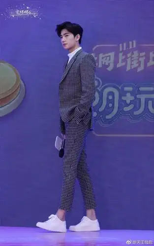 放一波杨洋全身图 动图,品鉴一下身材