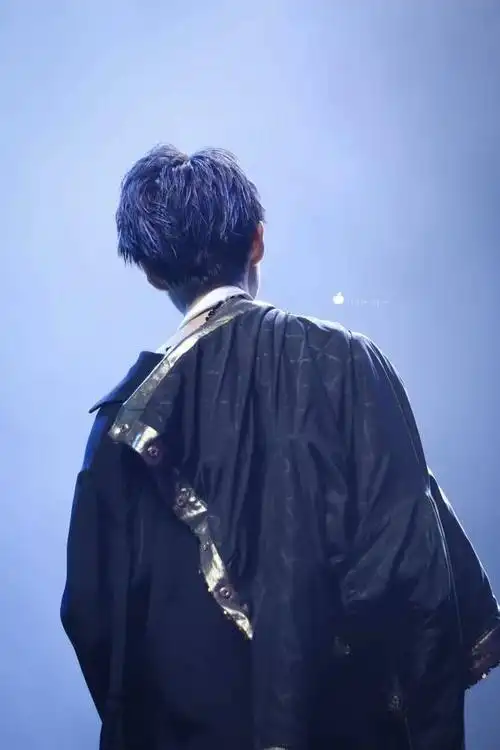 《圆梦新一代》@tfboys-王俊凯 67王俊凯劳动节开工  王俊凯背影