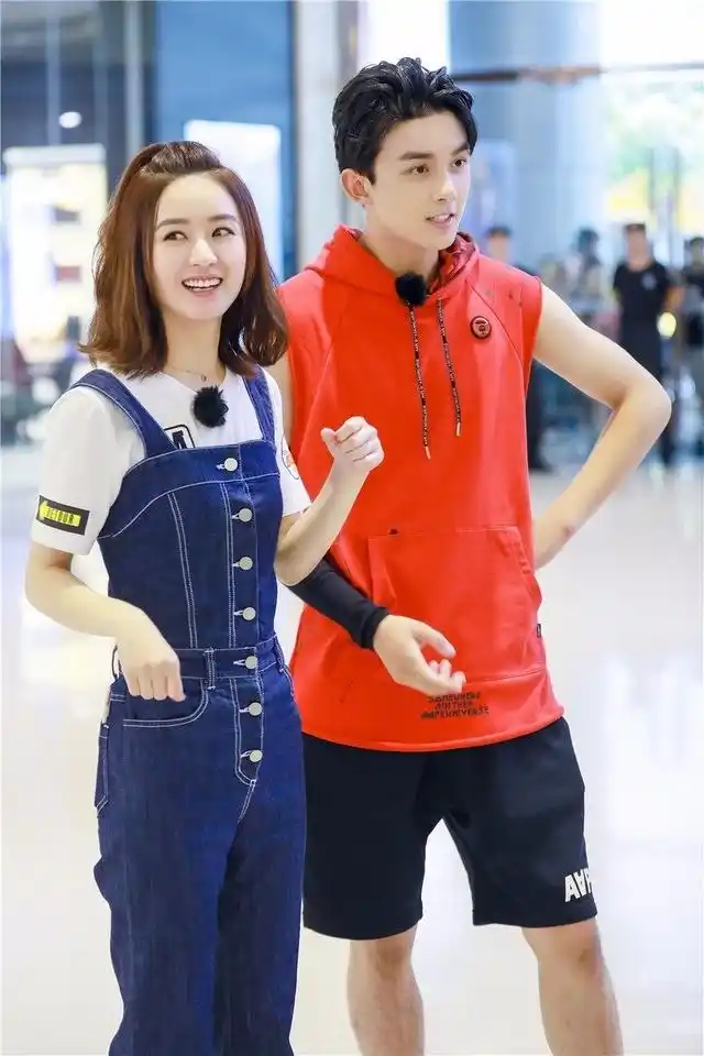 吴亦凡暖男送鸡汤有求必应,赵丽颖放肆尬舞唱跳咚巴拉